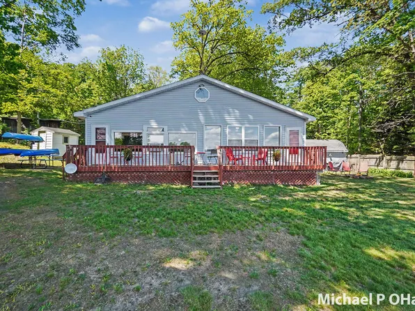 818 W Wells St, White Cloud, MI 49349