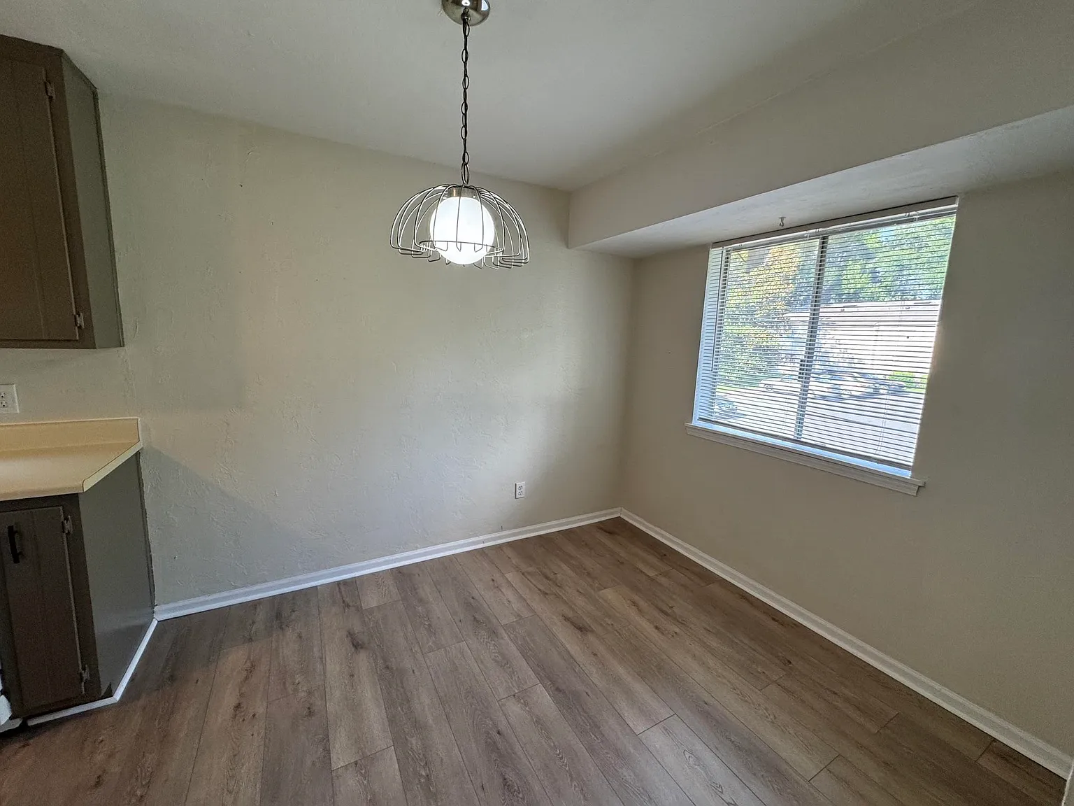 2 bed, 1.0 bath, 864 sqft, $1,125 — Photo 4