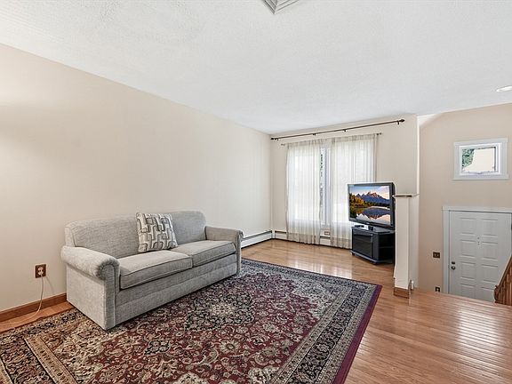 4th image of 84 Camelot Dr #84