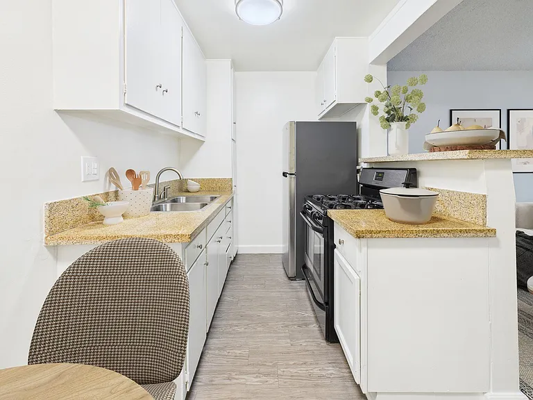 Roscoe Terrace — Photo 26