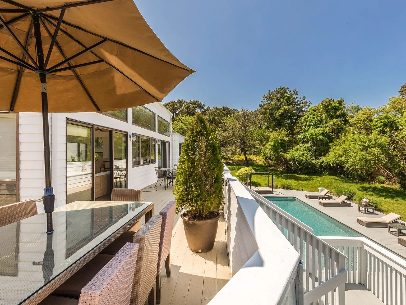 Zen- Like Crisp Contemporary Southampton — Photo 4