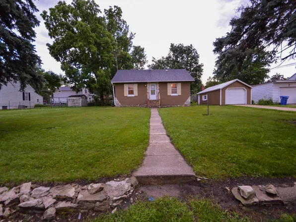 304 6th St, Charles City, IA 50616