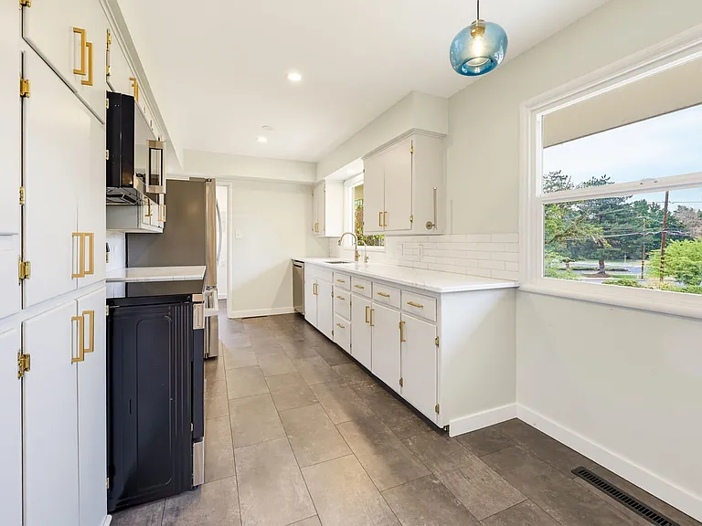2100 Woodlawn Dr — Photo 2