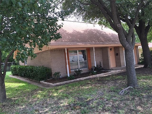 1st image of 918 Crestpark Dr