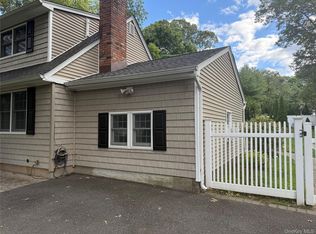 10 Oakwood Ave, Miller Place, NY 11764