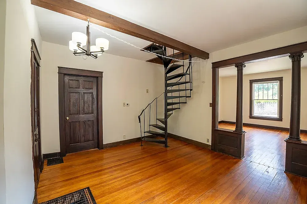 4 bed, 2315 sqft, $4,800 — Photo 2