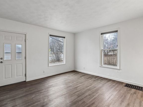 4th image of 526 N Governor St