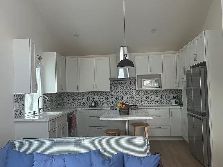 242 La Cruz Ave — Photo 2