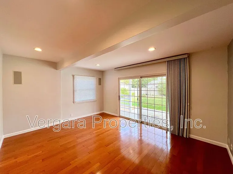 6531 W 85th St — Photo 21