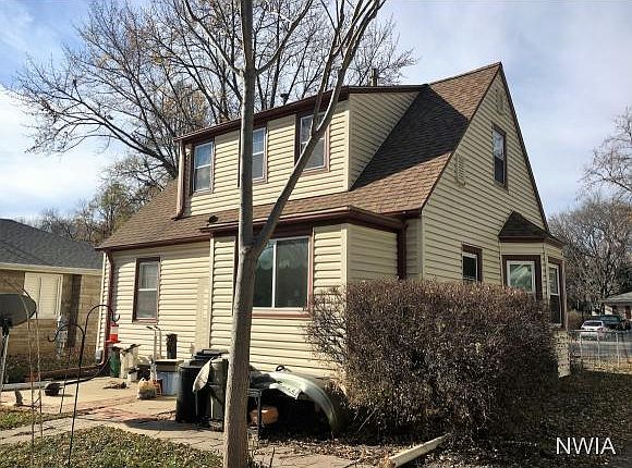 2nd image of 325 N Plum St