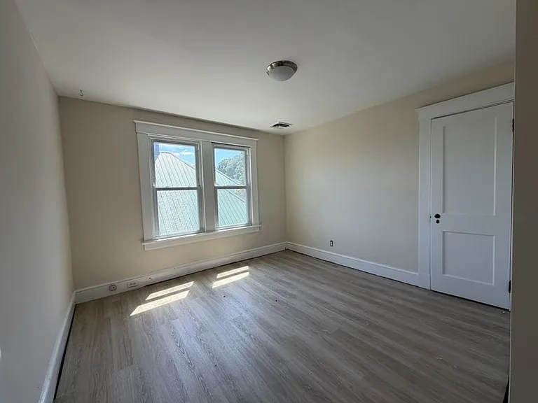 887 Howe Ave — Photo 14