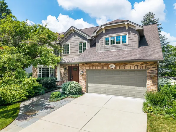 2261 Remington Dr, Naperville, IL 60565