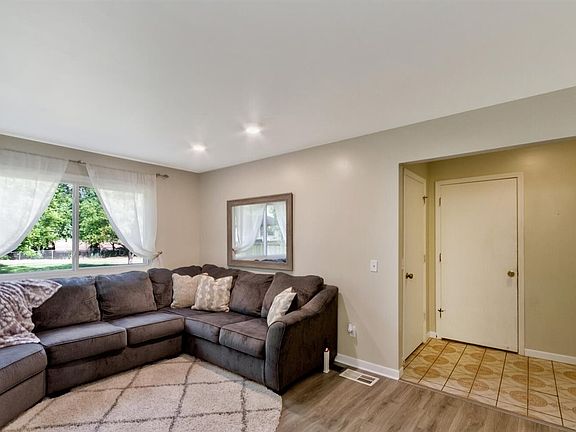 5th image of 1125 N Westwind Dr