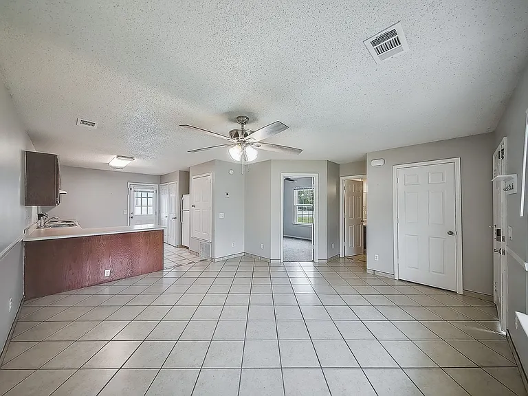 102 NW Park St #1 — Photo 5