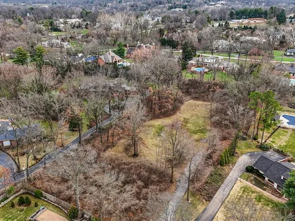 68 Woodoaks Trl, Saint Louis, MO 63124