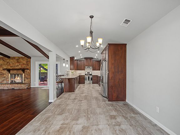 5th image of 2616 Pin Oak Ln
