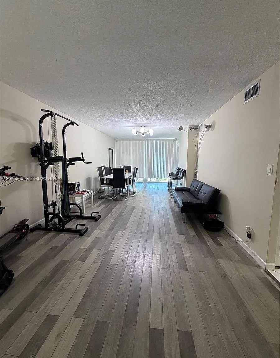Desoto Park Condo — Photo 2