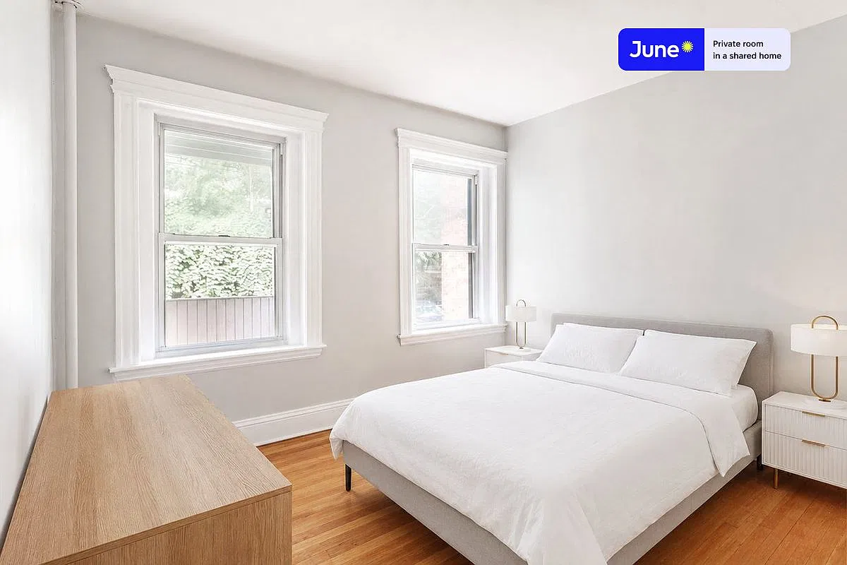 Queen bedroom in 4 bed/2 bath home in Brookline #1923 F — Photo 1