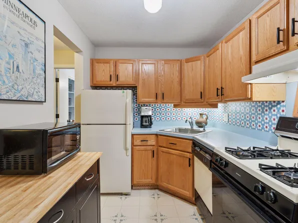 4860 Park Commons Dr APT 205, Saint Louis Park, MN 55416