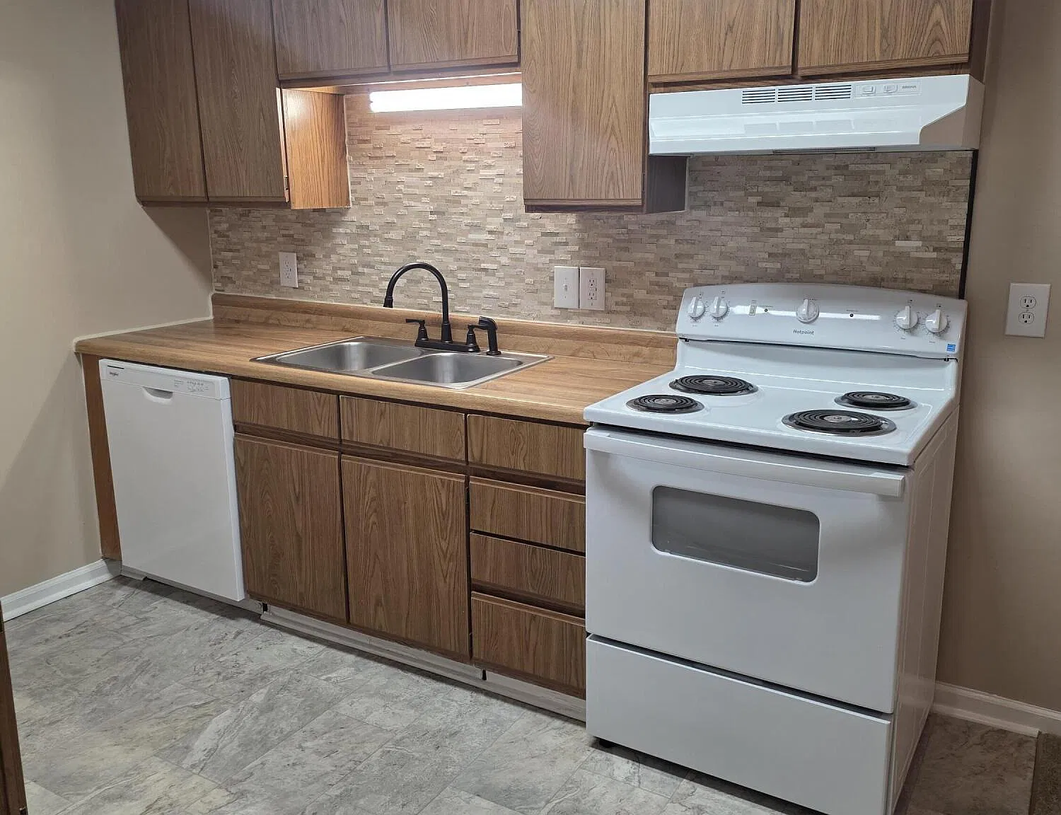 2 bed, 1.0 bath, 654 sqft, $1,045 — Photo 3