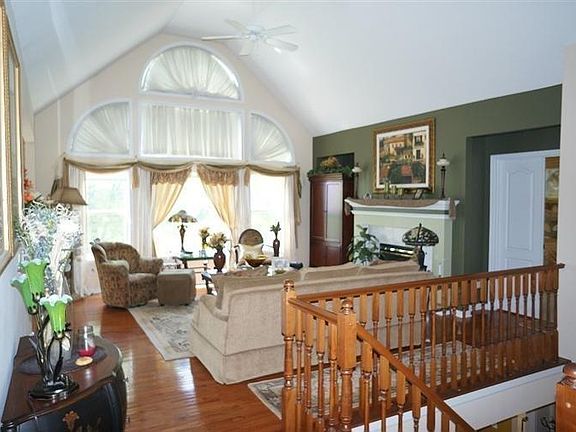 2nd image of 330 Wexford Dr