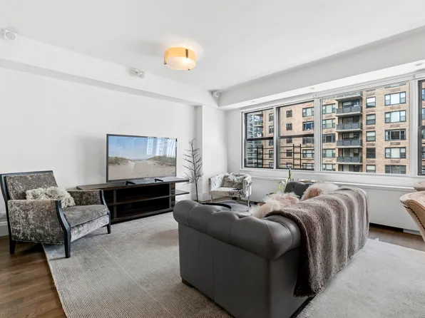 305 East 40th Street image 2 of 19