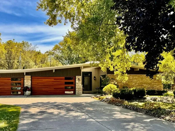 18205 Arden AVENUE, Brookfield, WI 53045