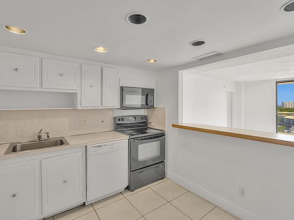 4th image of 13499 Biscayne Boulevard #910