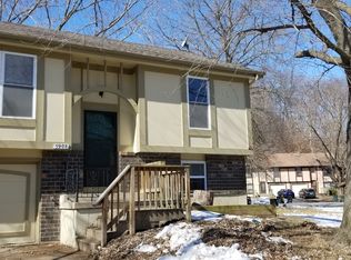 5908 NW Creekview Dr, Parkville, MO 64152