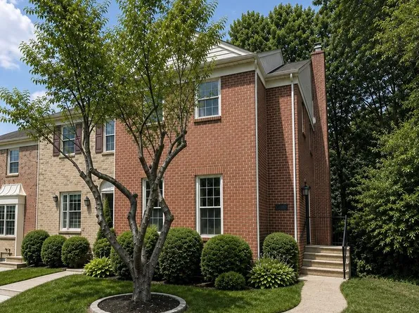9735 Lakepointe Dr, Burke, VA 22015