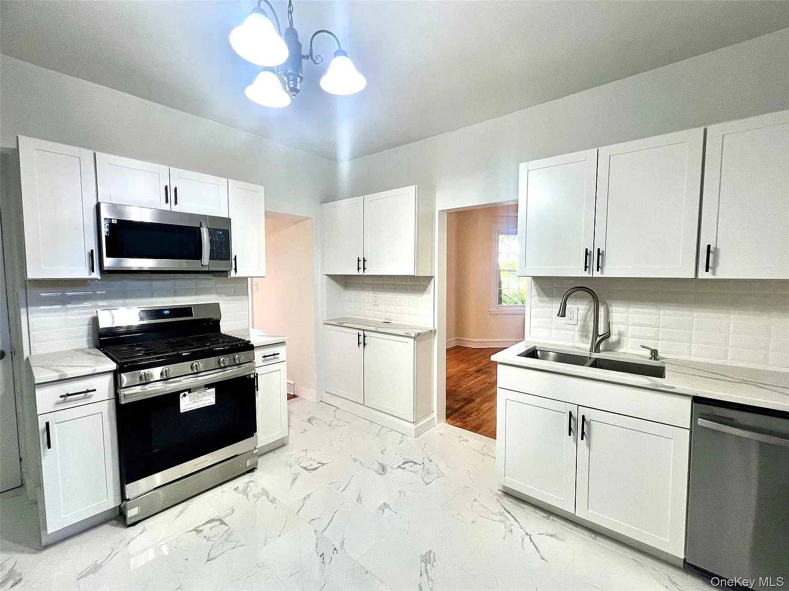 3 bed, 1.0 bath, 1400 sqft, $2,000 — Photo 1