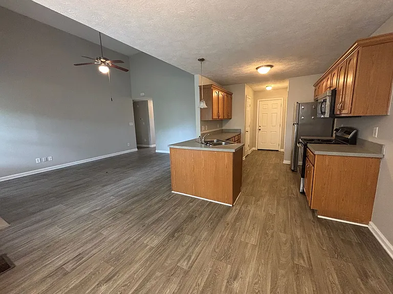 306 Chalet Cir — Photo 10