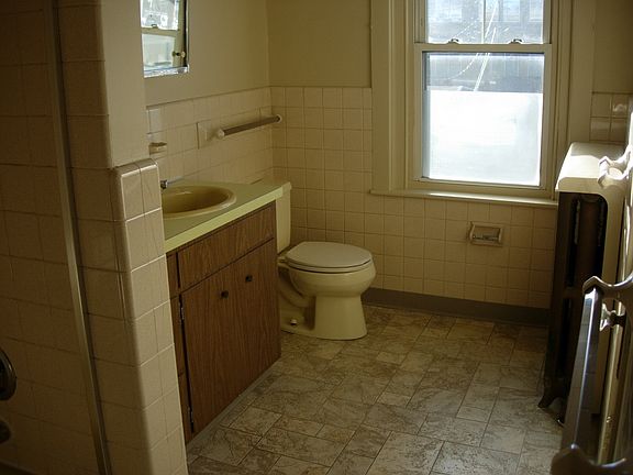 534A Raymond St. Bathroom