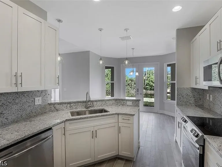 37 SE 23rd Ave — Photo 13