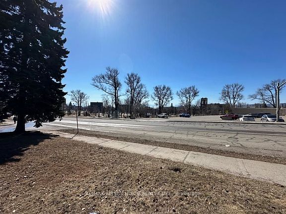 3rd image of 372 Red River Rd