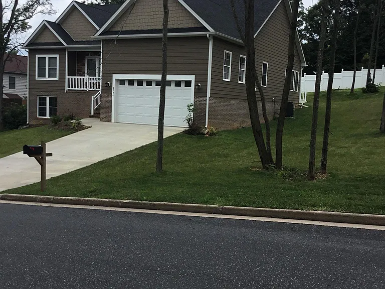 2270 Crystal Ln — Photo 2