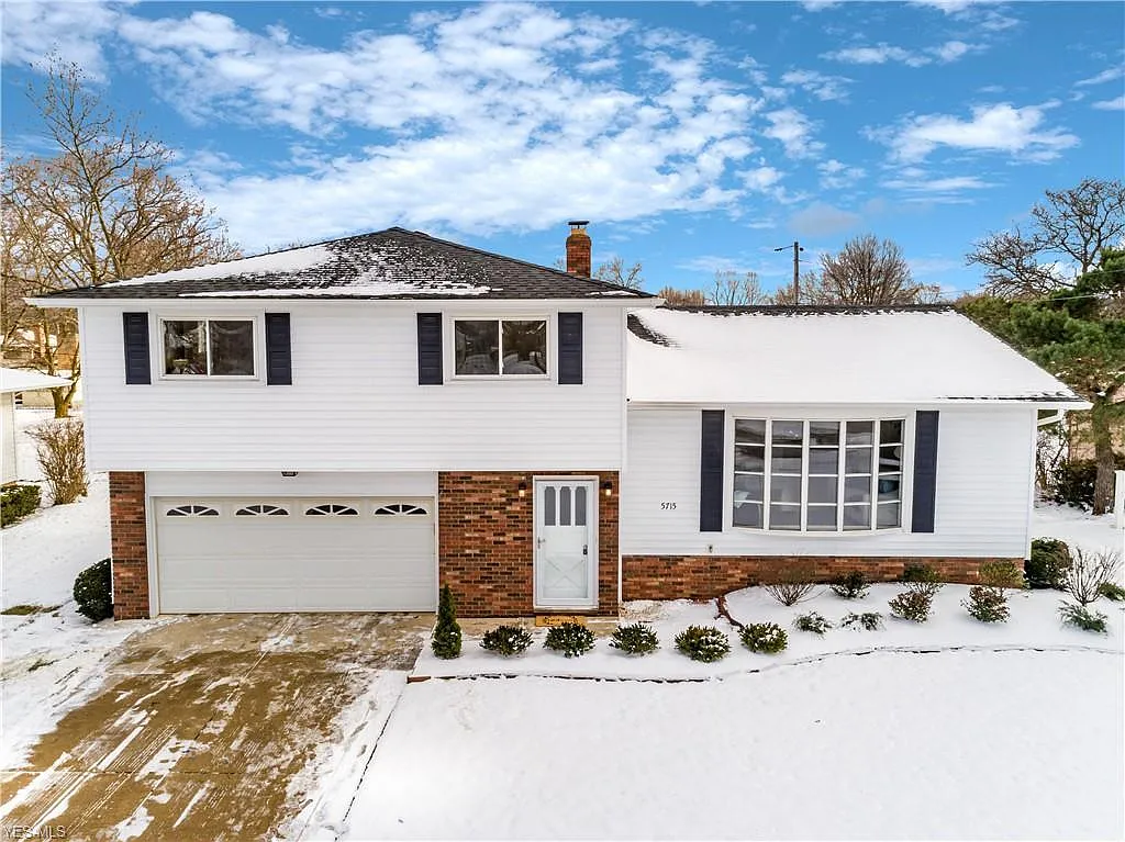 5715 Beacon Hill Dr photo 1