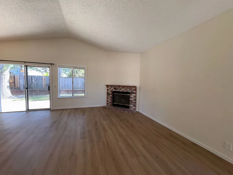 1006 Longspur Dr — Photo 3