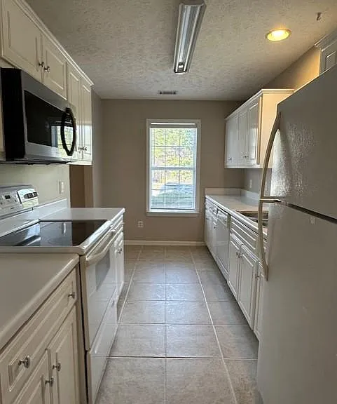 246 Waverly Ct — Photo 6