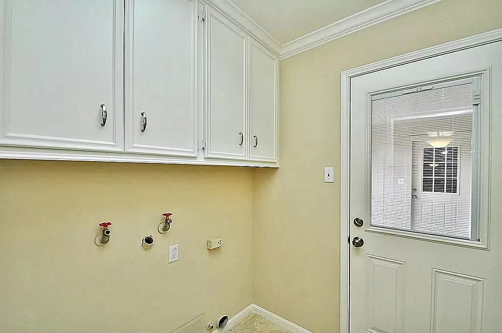 4 bed, 2582 sqft, $2,600 — Photo 3
