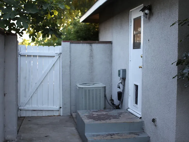10044 Woodley Ave — Photo 25