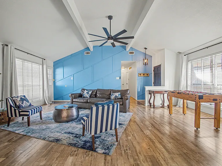 913 Sandhurst Dr — Photo 10