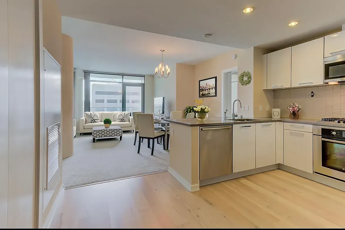 1 Hawthorne St — Photo 1