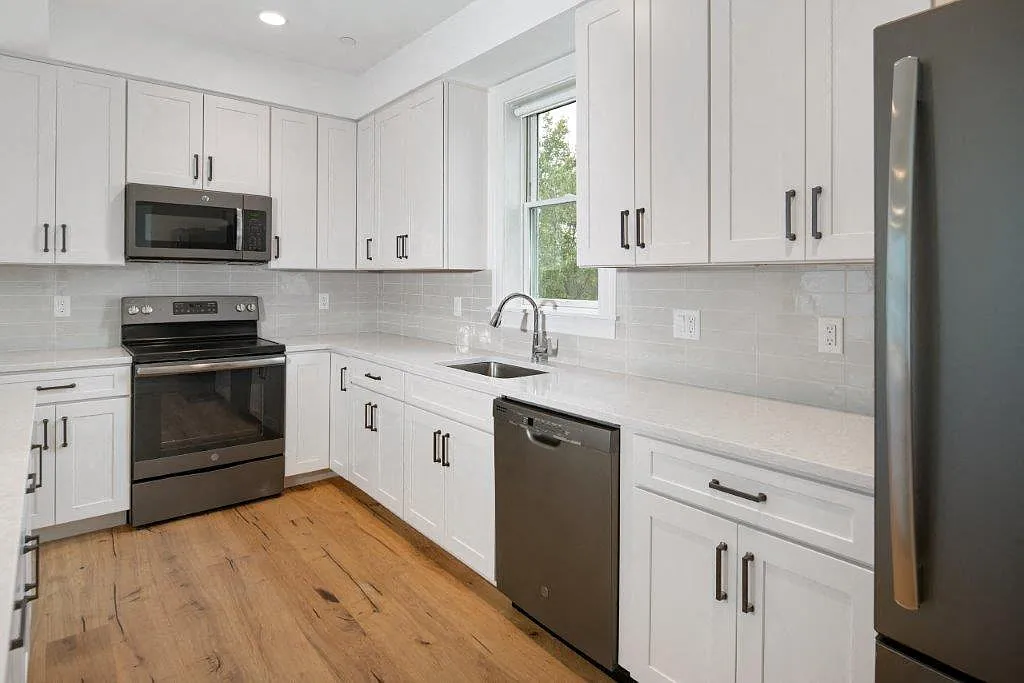 Magazine Street Apartments — Photo 2