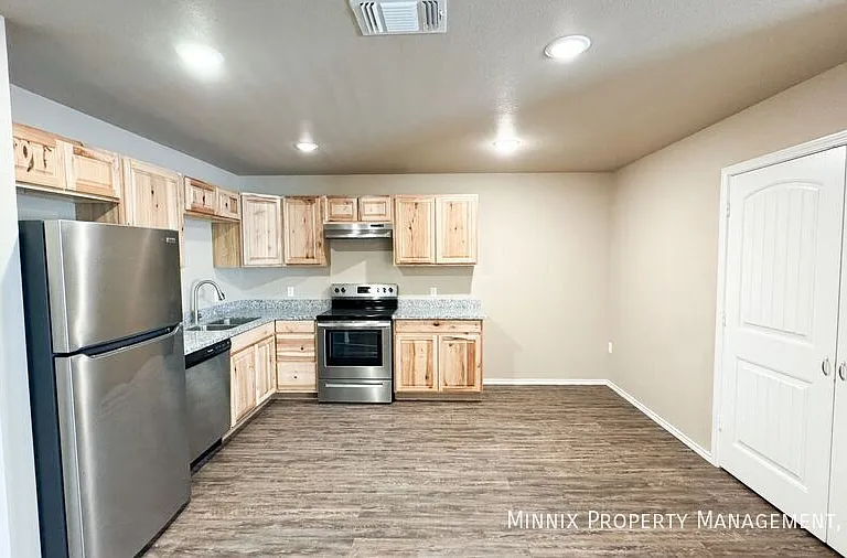 2516 N Avenue O — Photo 3