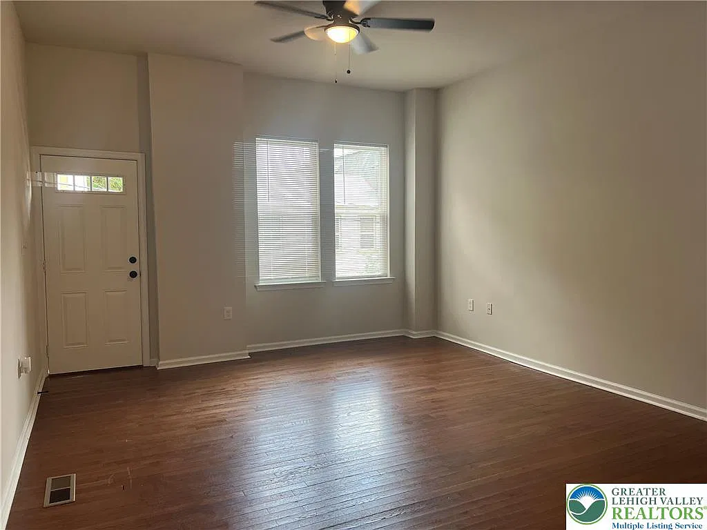3 bed, 2.5 bath, 1948 sqft, $2,100 — Photo 4
