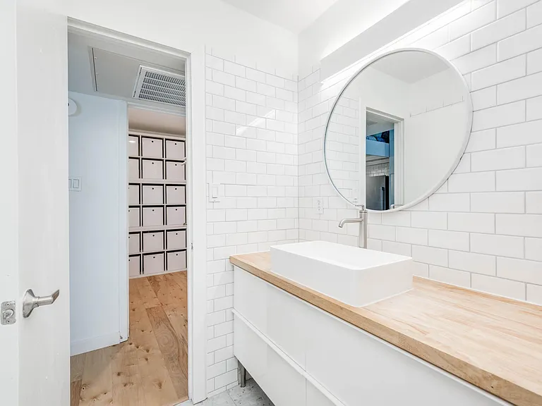 1000 W 26th St #208 — Photo 14
