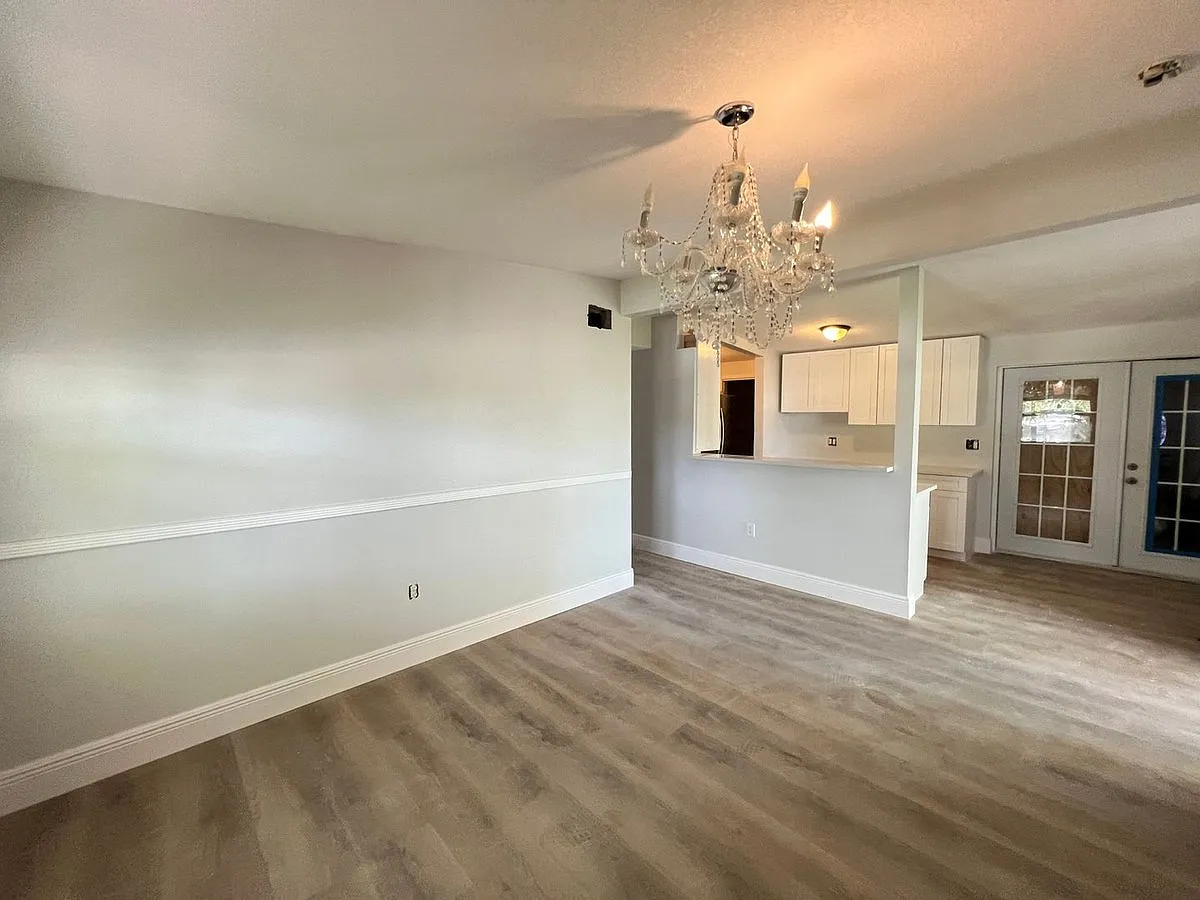 Building Photo - 6511 Seminole Dr #1