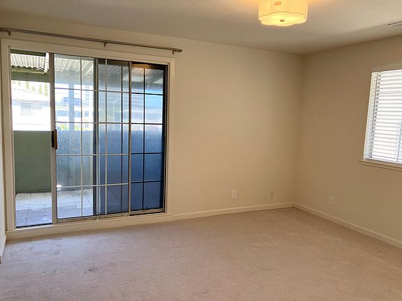 Second bedroom with access to the balcony.