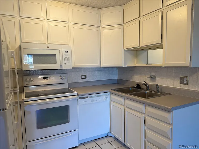 350 S Clinton St #10C — Photo 3